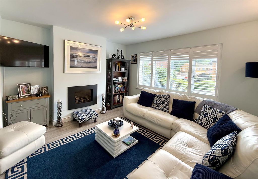 Property photo 3 of 21 Living Room