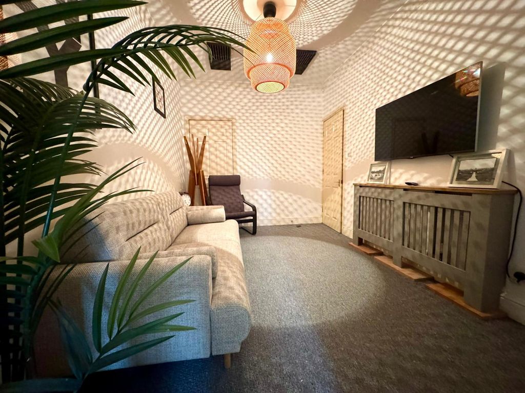 Property photo 2 of 18 Lounge