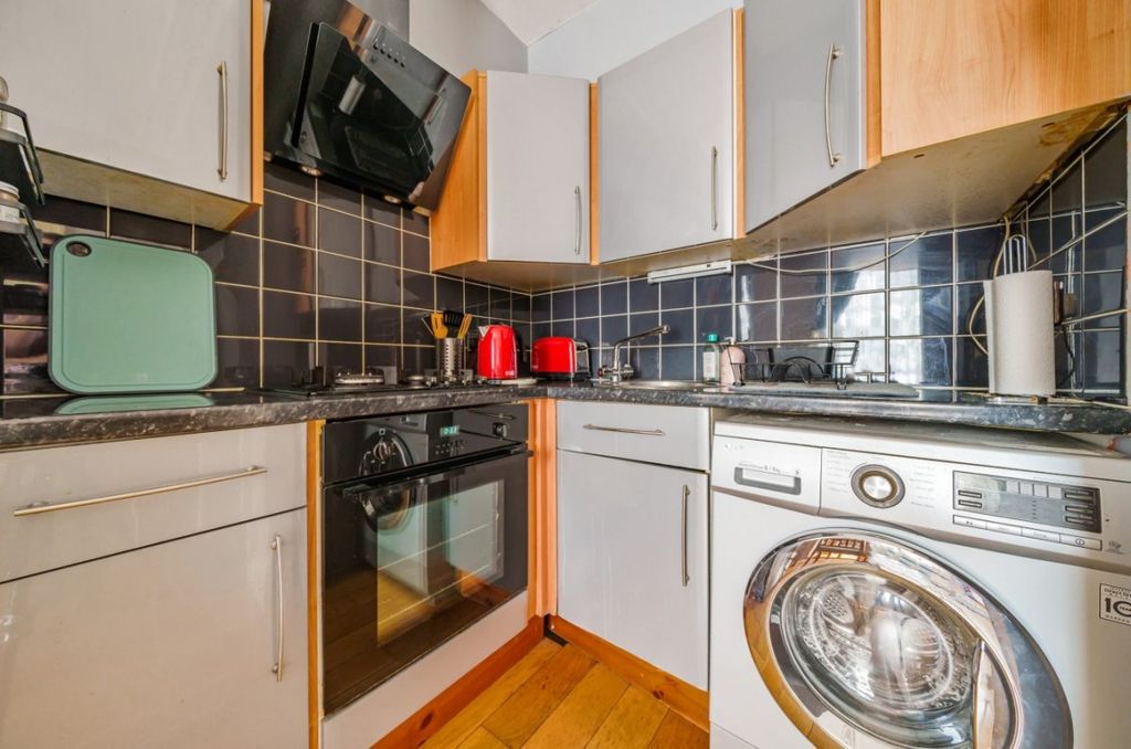 Property photo 3 of 10 Kitchen