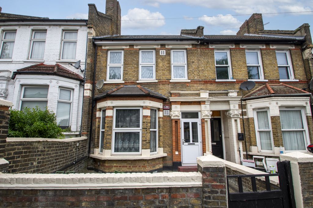 Property photo 1 of 12 Griffin Road, Plumstead, London, Se18