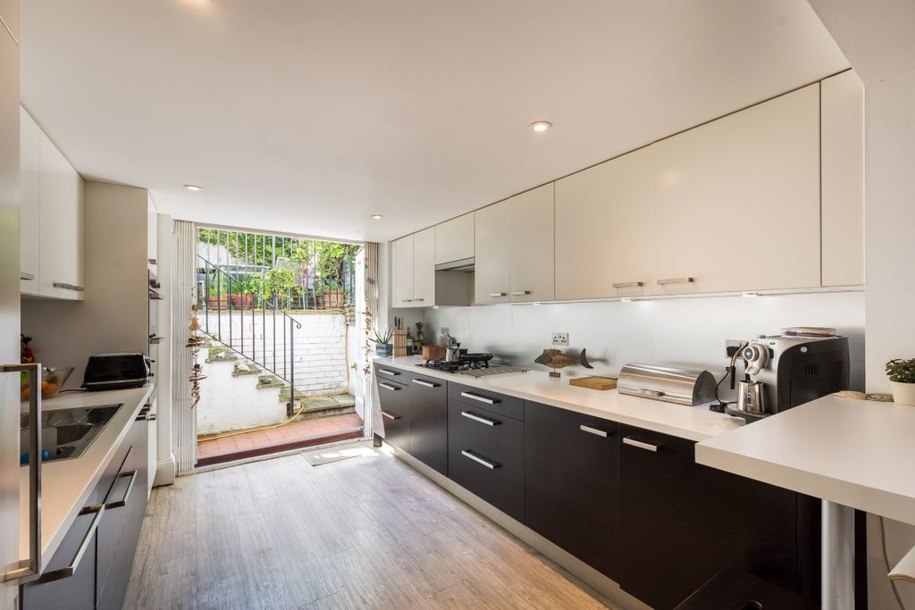 Property photo 3 of 18 Theberton Street