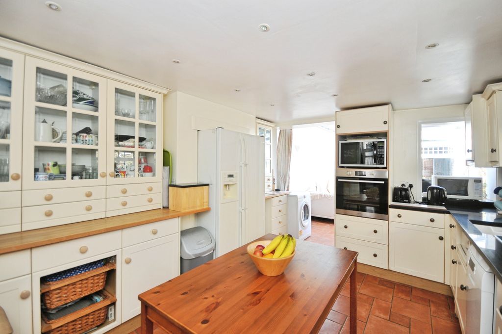 Property photo 3 of 11 Kitchen