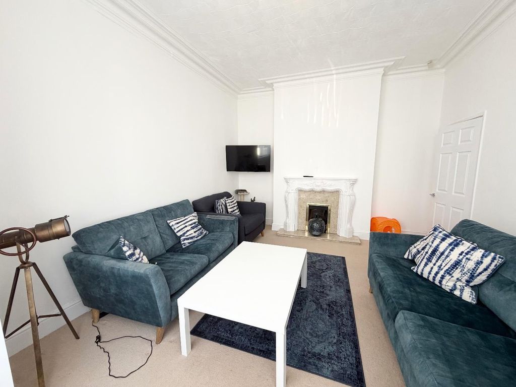 Property photo 3 of 9 Lounge