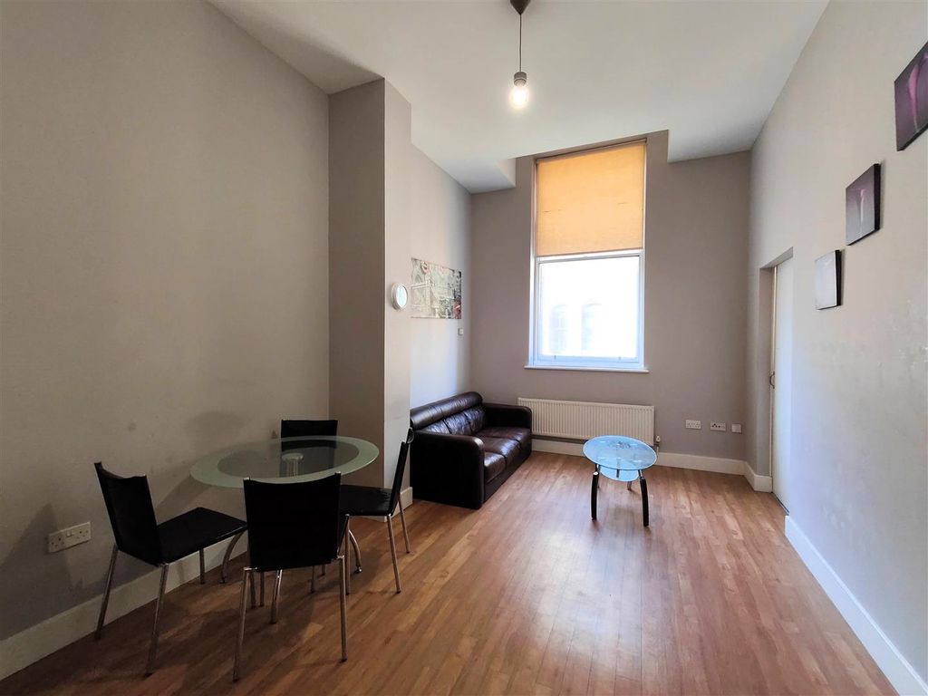 Property photo 1 of 8 Lounge