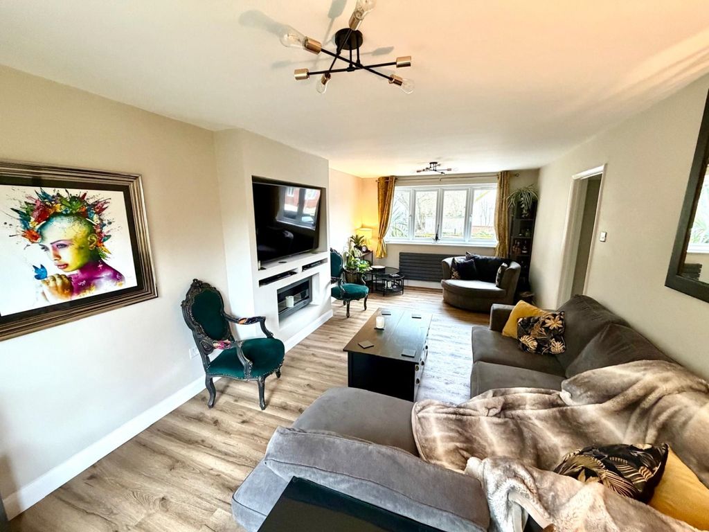 Property photo 3 of 17 Lounge