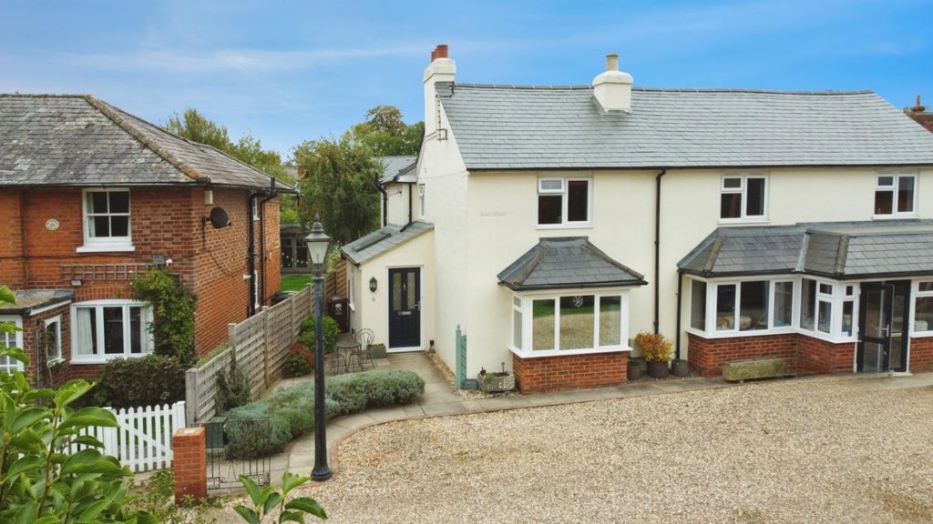 Property photo 1 of 21 Ewemove Estate Agents Basingstoke - Dursley Cottag