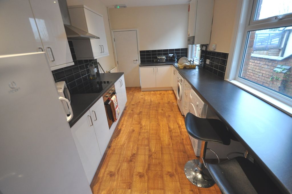 Property photo 3 of 10 Kitchen