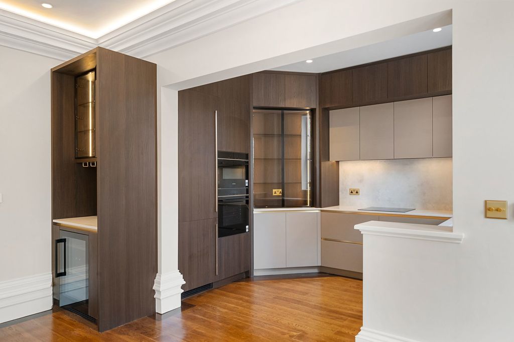 Property photo 2 of 37