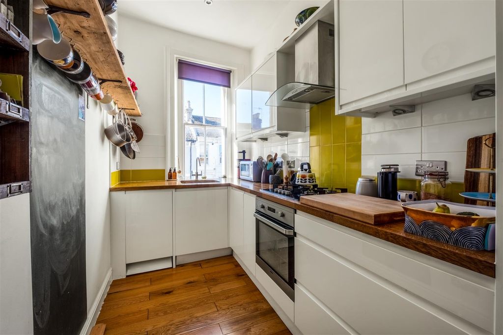 Property photo 3 of 14 7 Paston Place-2.Jpg