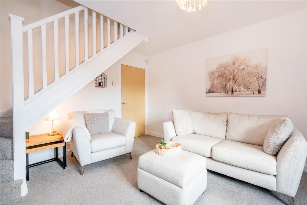 Property photo 2 of 19 Lounge