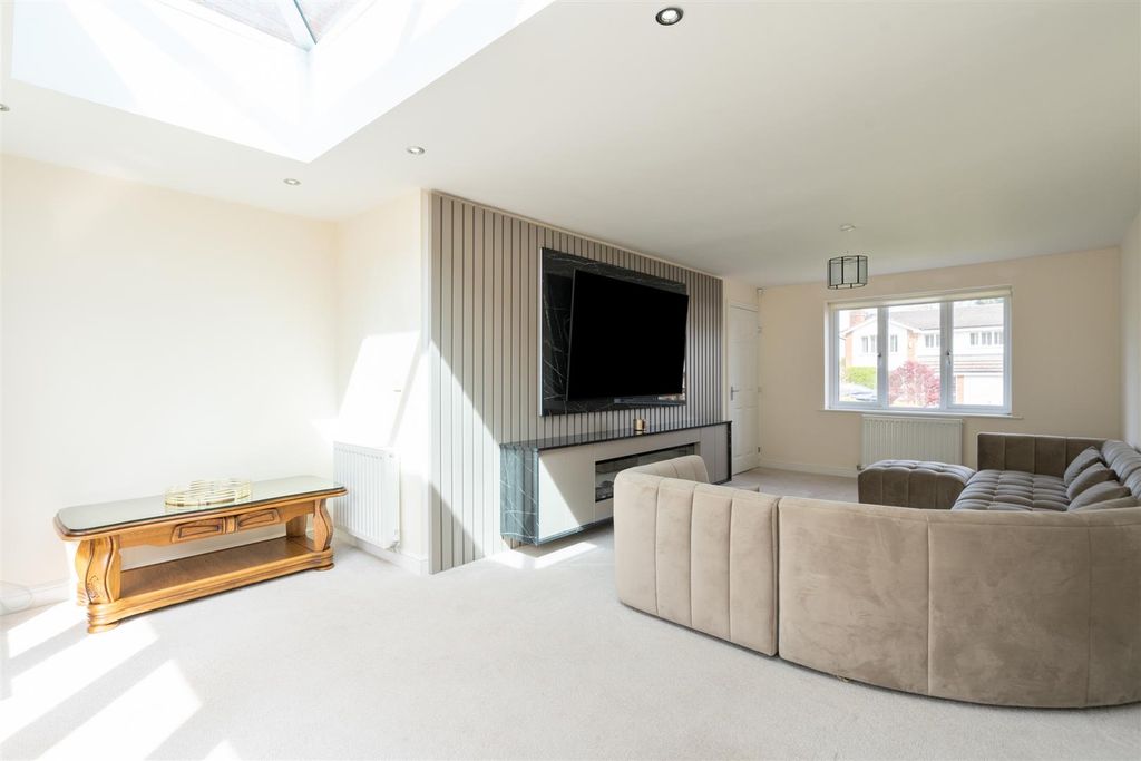 Property photo 3 of 17 34 Dovecote Close_15.Jpg