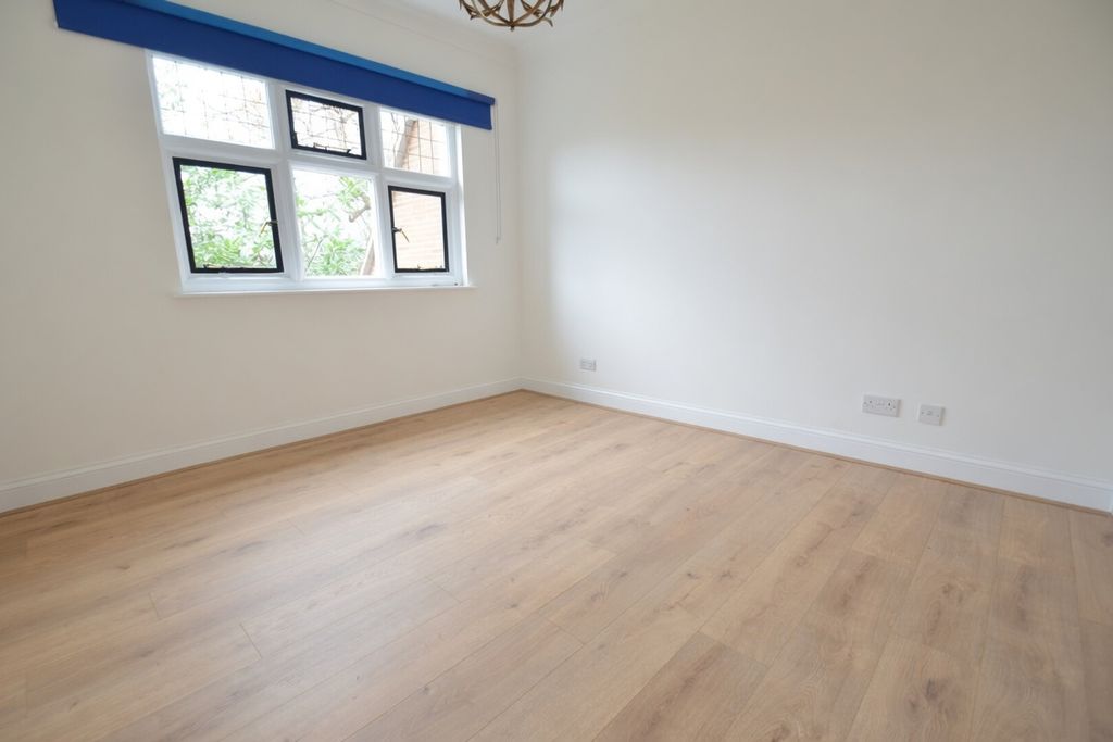 Property photo 3 of 7 Wraysbury Hall Bedroom