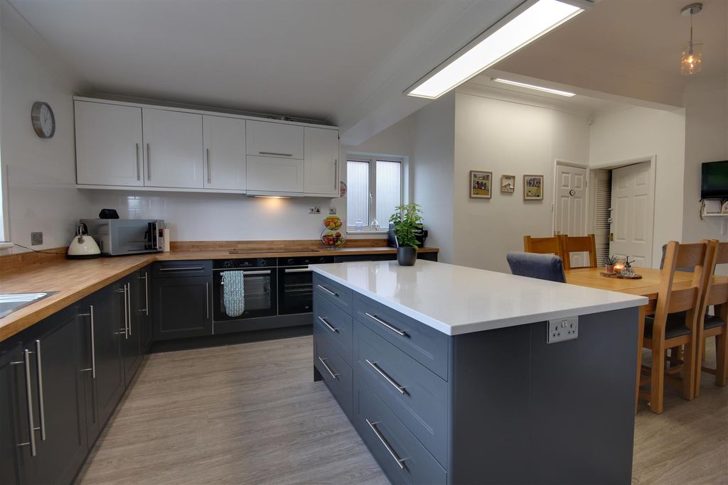 Property photo 3 of 27 Dining Kitchen