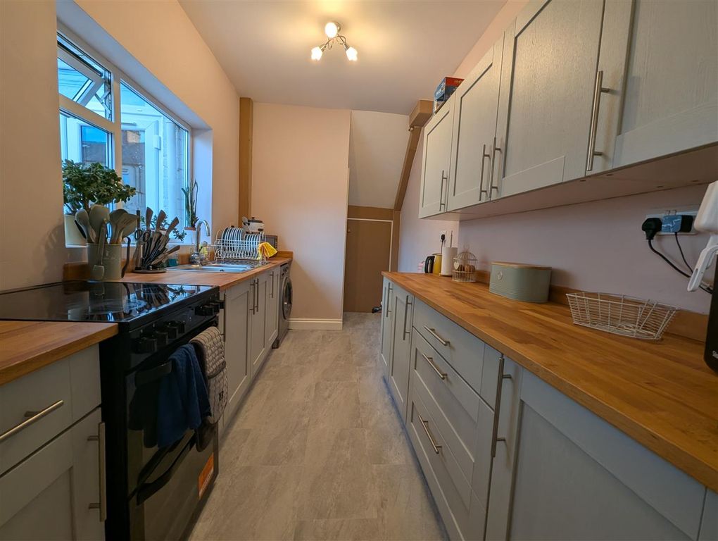 Property photo 3 of 10 Kitchen