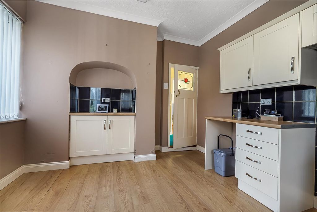Property photo 3 of 11 Kitchen