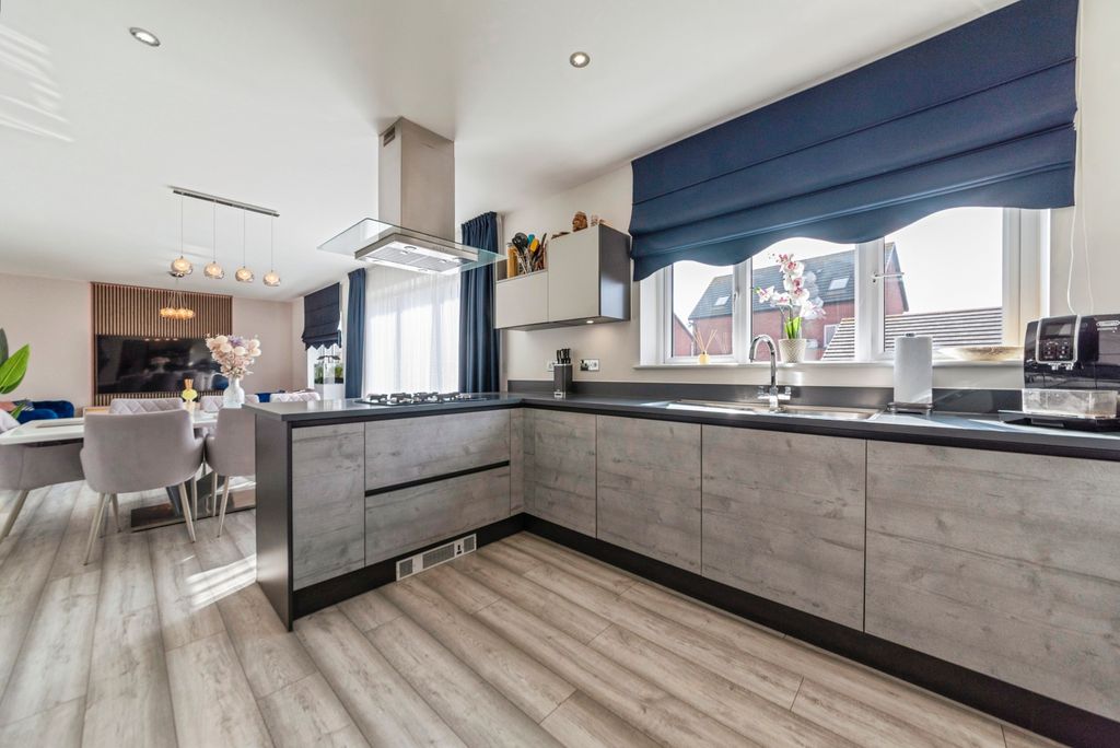 Property photo 2 of 24 24_Yarnworth_Road-32