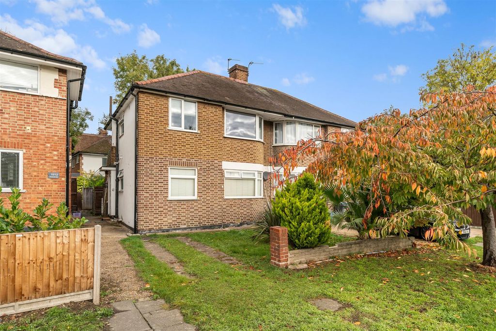 Property photo 1 of 8 8 Windsor Avenue, Colliers Wood, Sw19 2Rr-7.Jpg
