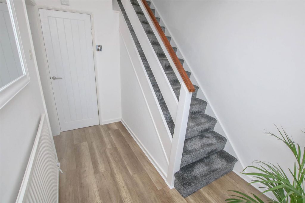 Property photo 3 of 18 Entrance Hall