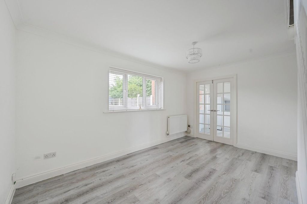 Property photo 3 of 20 18Somersetclose-5.Jpg