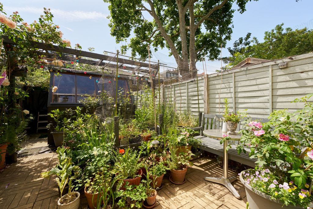 Property photo 3 of 13 Jackson Close E9