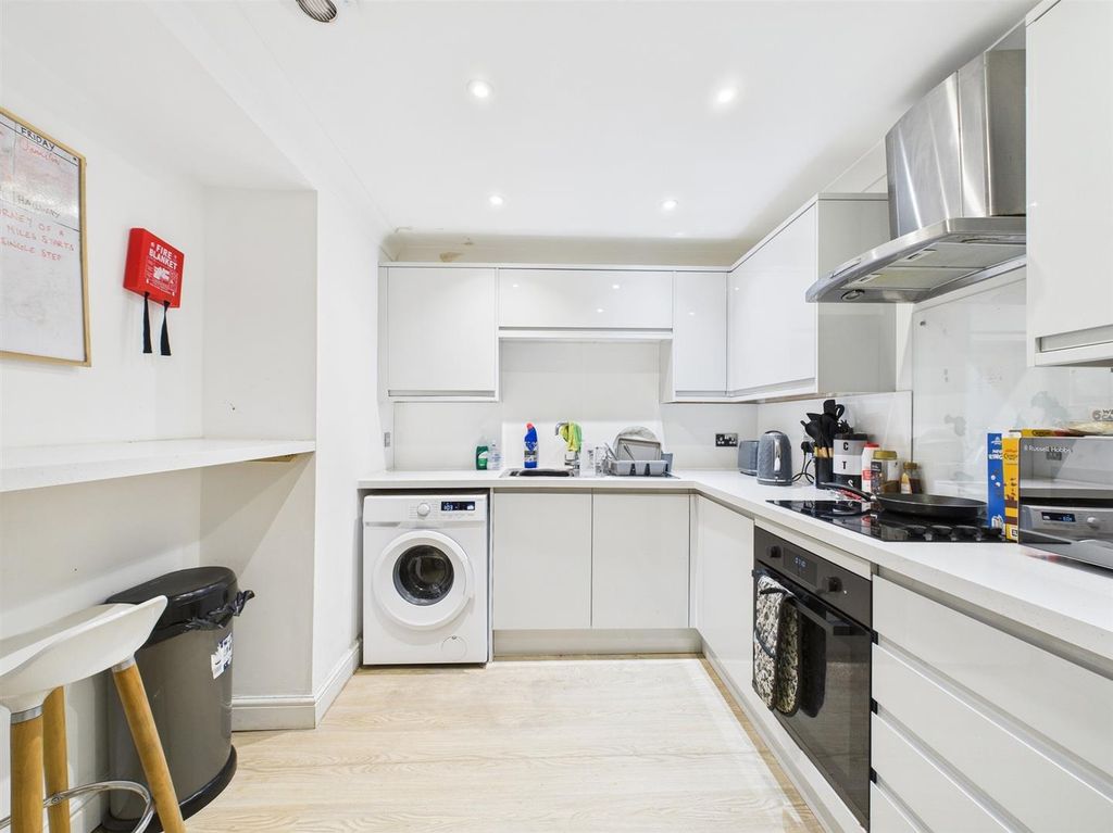 Property photo 3 of 17 3 - Spacious Garden Flat For Auction, Kingswood.Jp