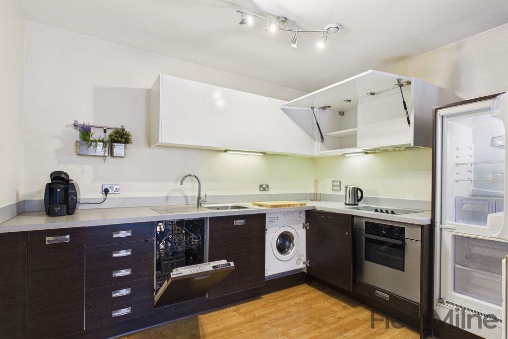 Property photo 3 of 11 Kitchen