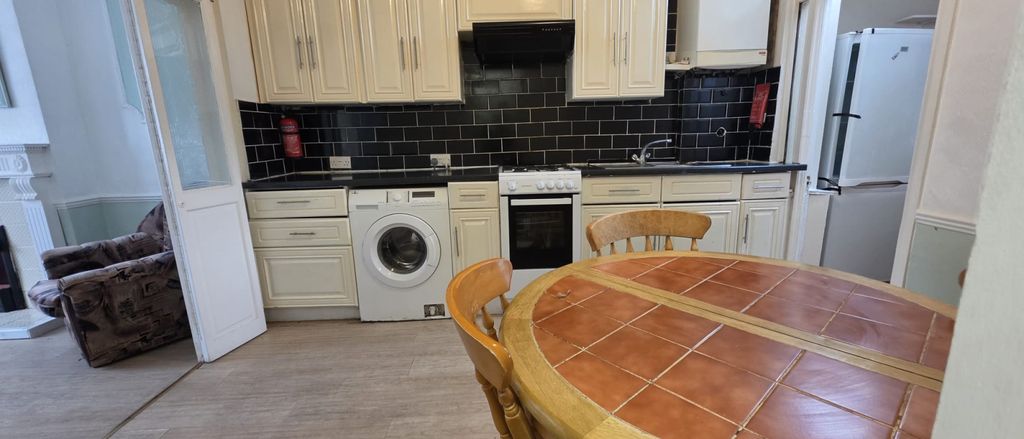 Property photo 1 of 6 Two Bedroom Ground Floor Flat