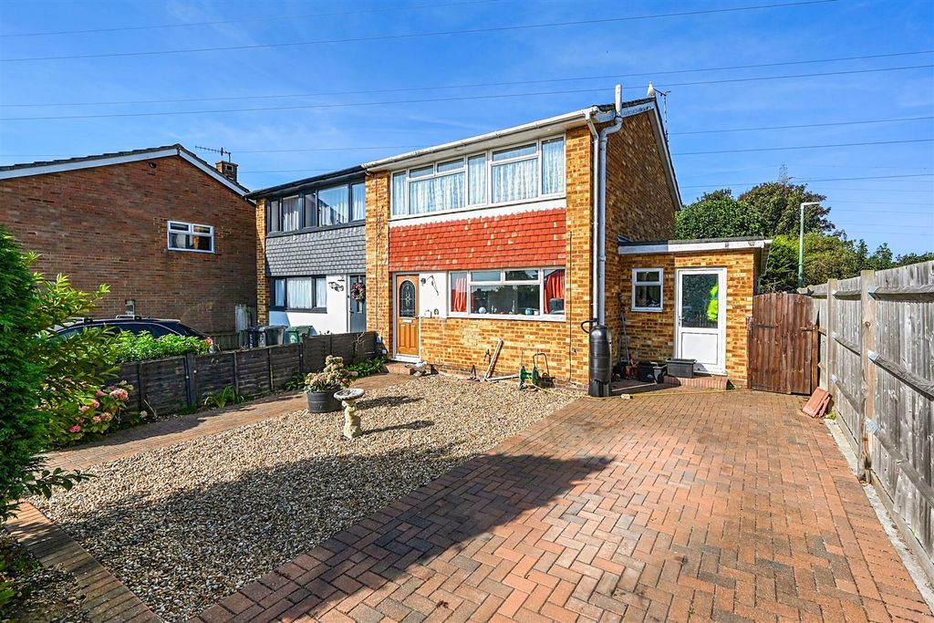 Property photo 1 of 18 Rowan Close, Bn41 (19).Jpg