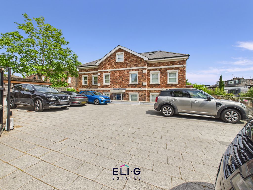 Property photo 1 of 20 Luxury Three Bedroom Purpose Built Apartment With Direct Access Private Garden