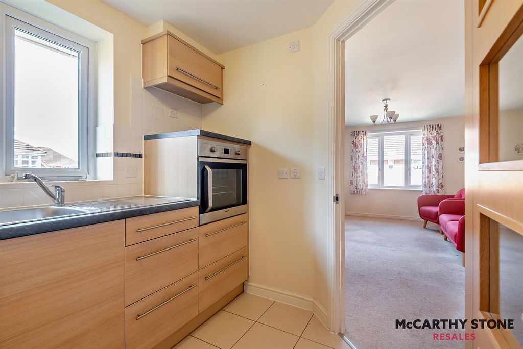 Property photo 3 of 17 8614255-Interior08-800.Jpg