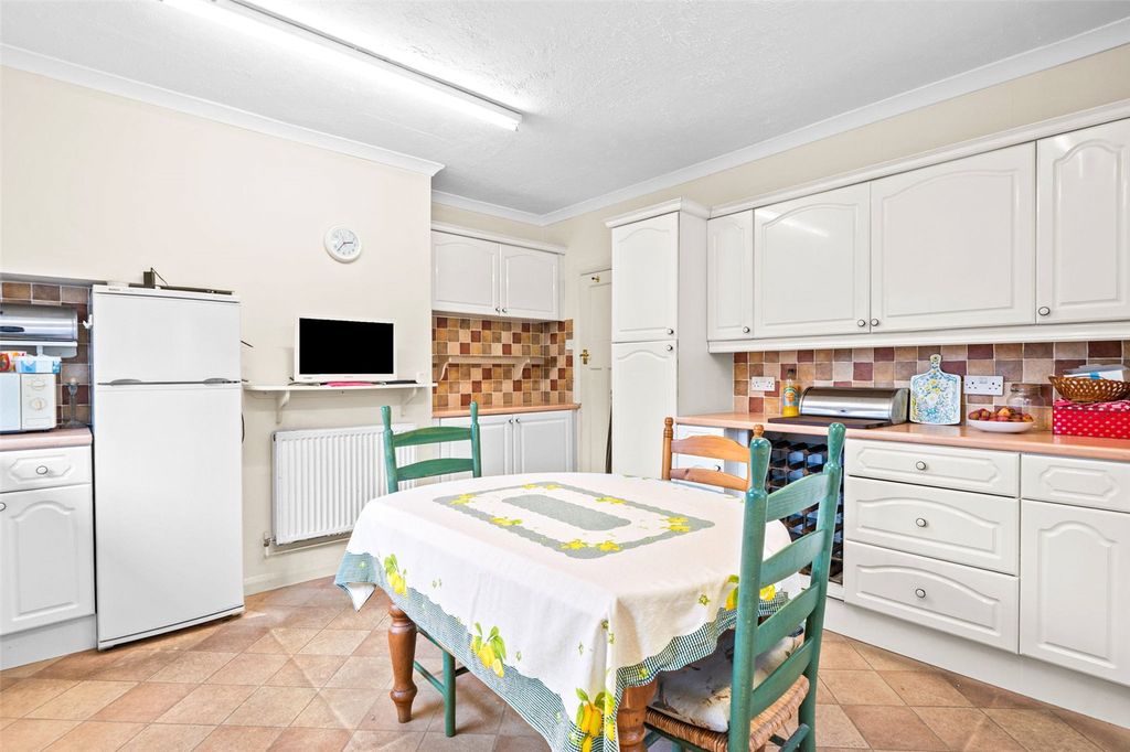 Property photo 3 of 37 Picture No. 17