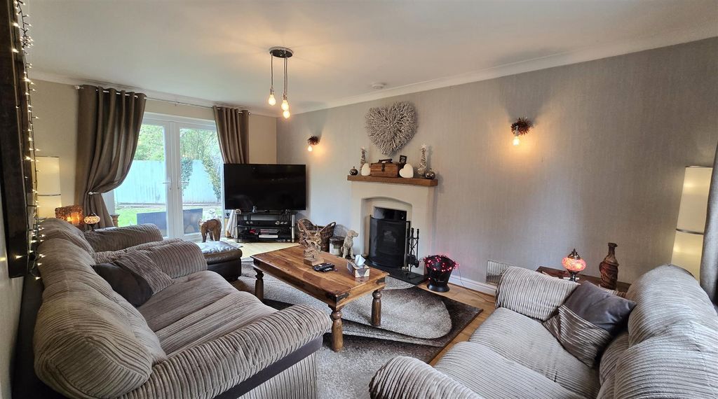 Property photo 3 of 27 Living Room