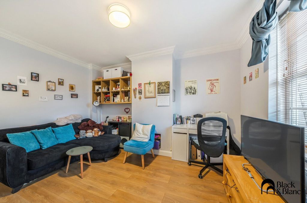 Property photo 3 of 10 Living Room