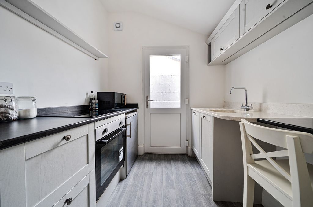 Property photo 3 of 12 1423590-15-69Ab0F...
