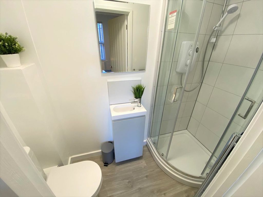 Property photo 2 of 11 Ensuite Shower Room 4