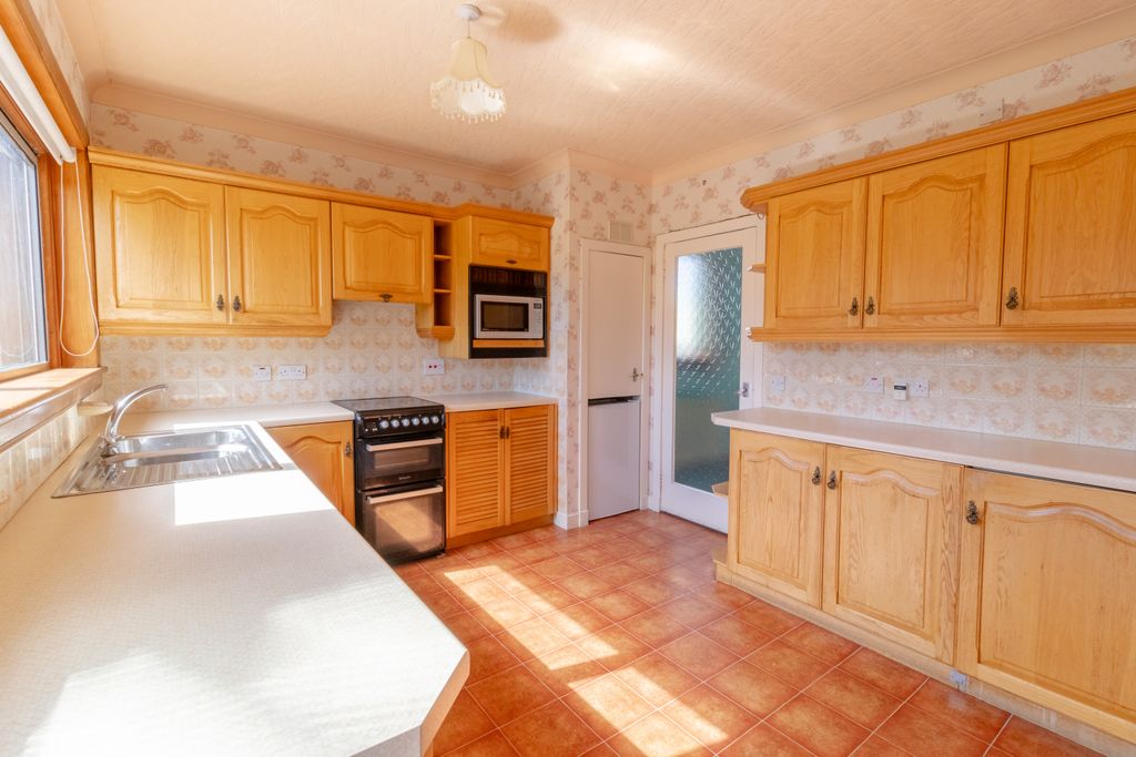 Property photo 2 of 25 Kitchen