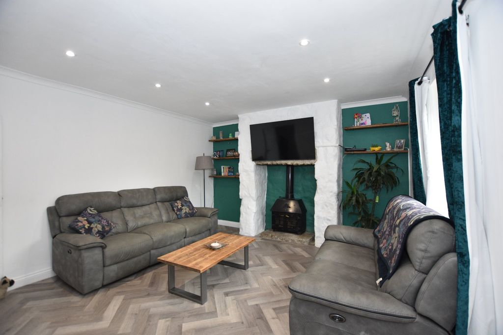 Property photo 2 of 16 Lounge