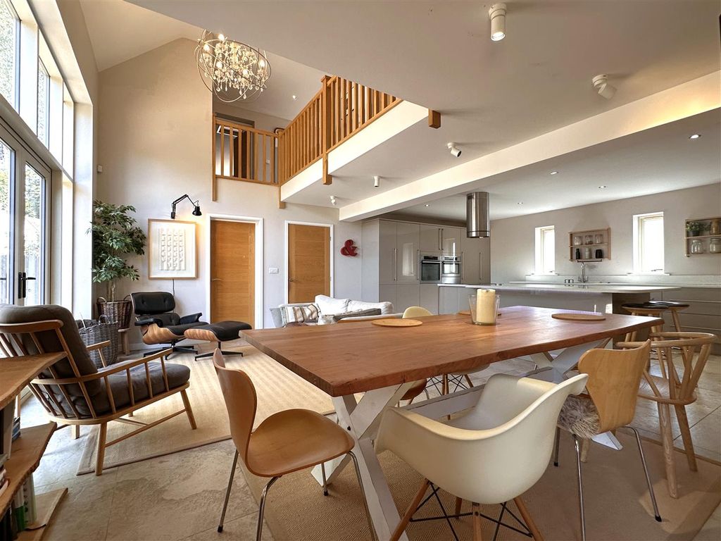 Property photo 2 of 32 Open-Plan Living/Dining Space 863