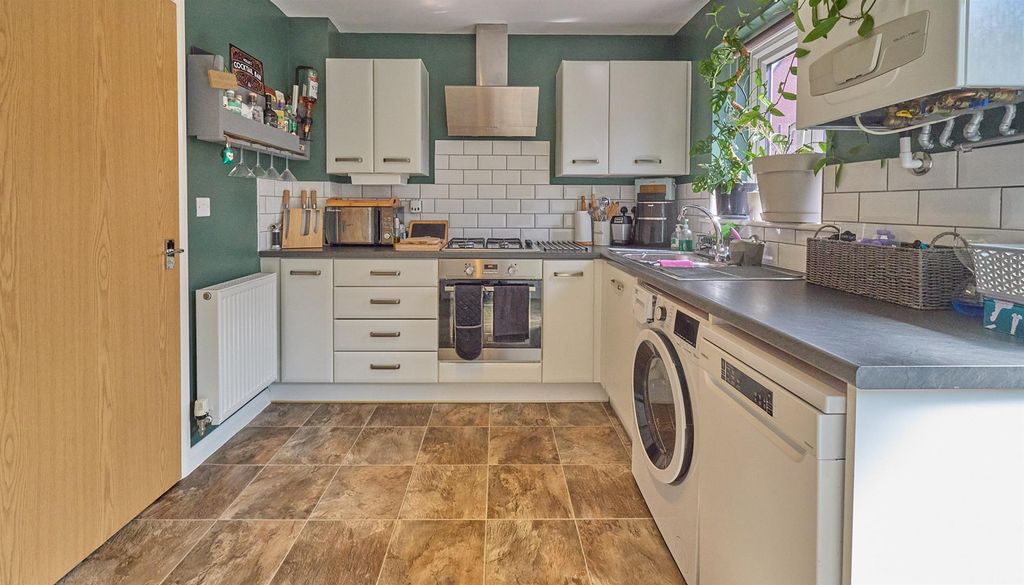 Property photo 2 of 12 Elder Close_4.Jpg