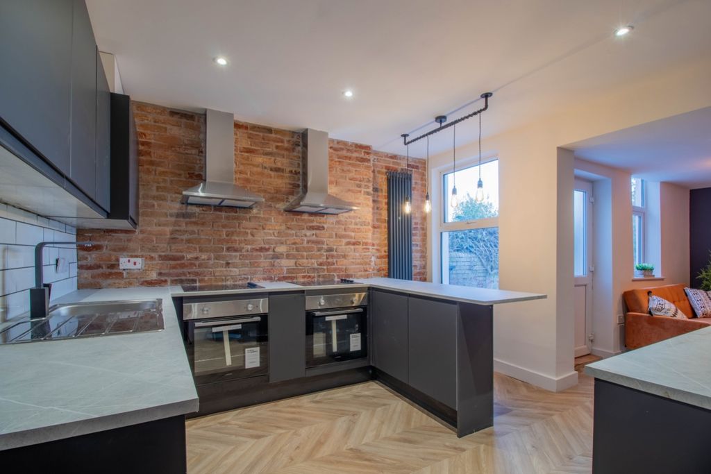 Property photo 2 of 8 Lrg_Kitchen