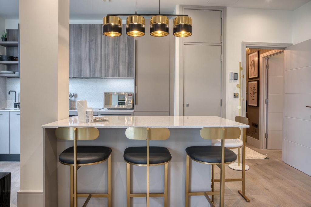 Property photo 2 of 24 Ahm - F31, 376A Clapham Rd, Sw9-16.Jpg