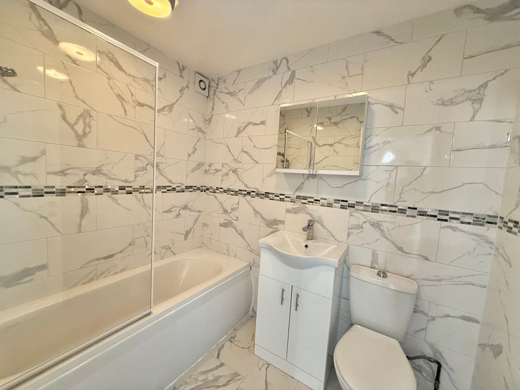 Property photo 2 of 6 Kitchen