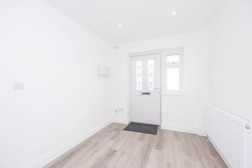 Property photo 2 of 13 Entrance Hall