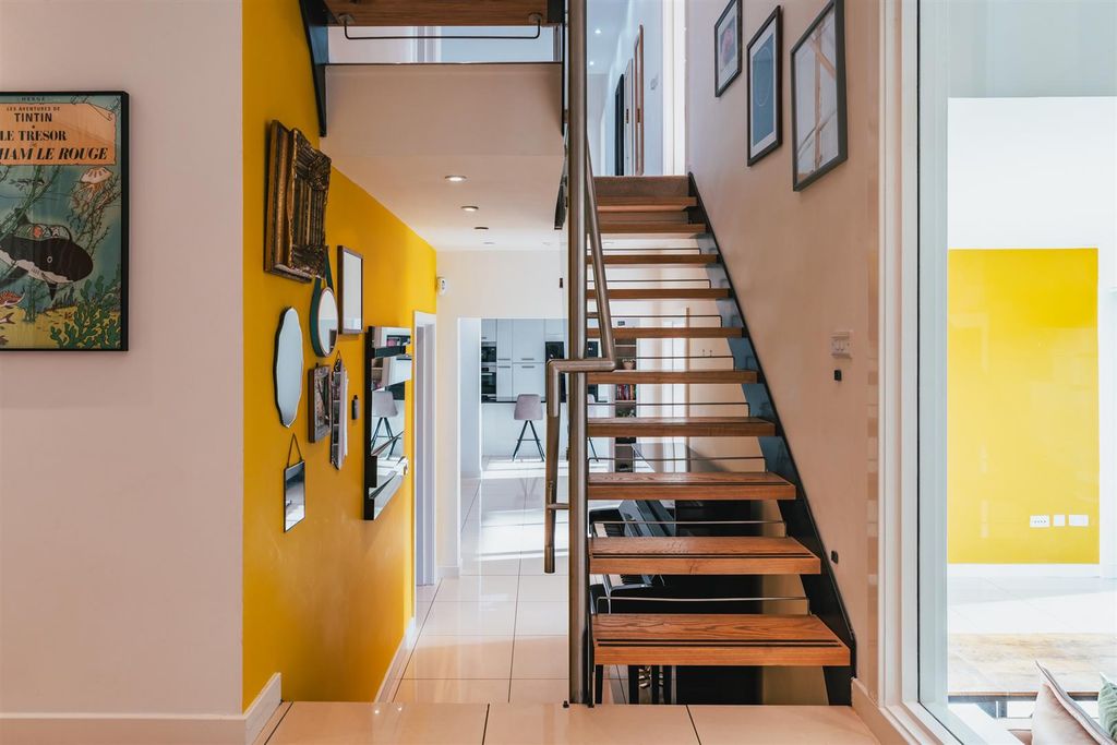 Property photo 1 of 41 Entrance Hall