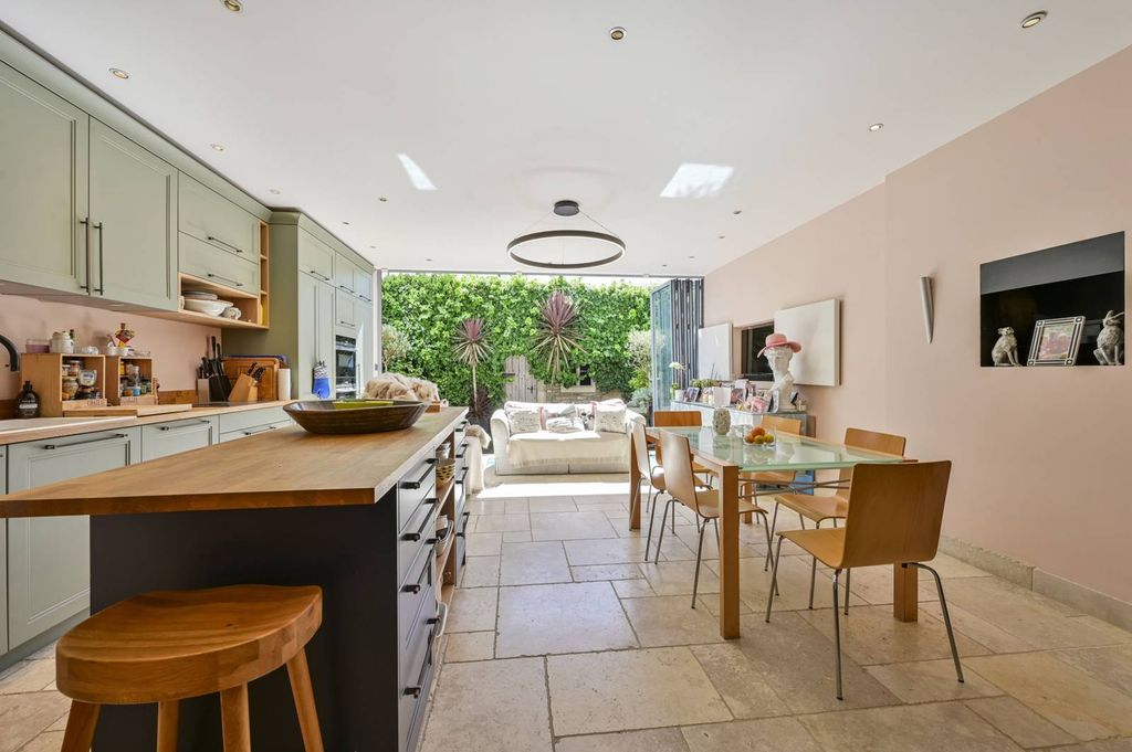Property photo 2 of 31