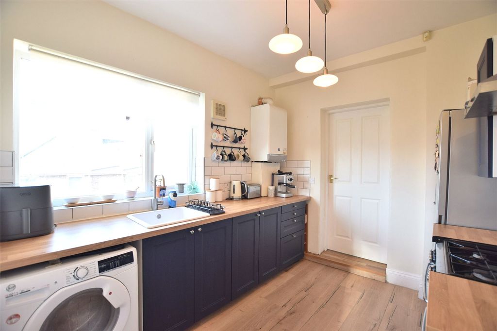 Property photo 2 of 10 Kitchen