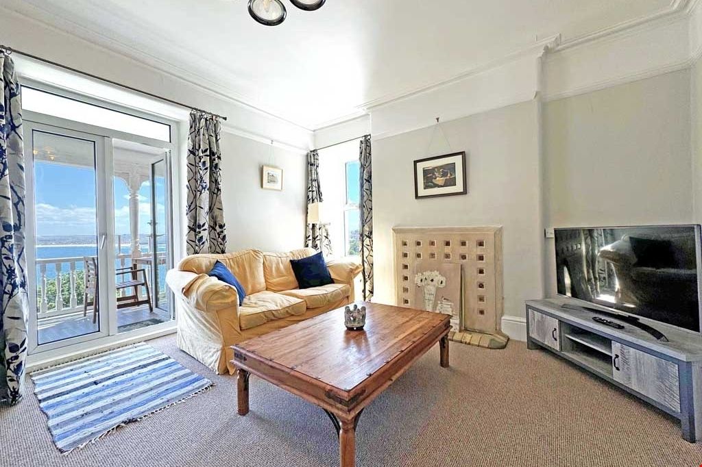 Property photo 2 of 12 Cf3cd6Fd-0A24-40B6-802F-ce6c9E7Abca1