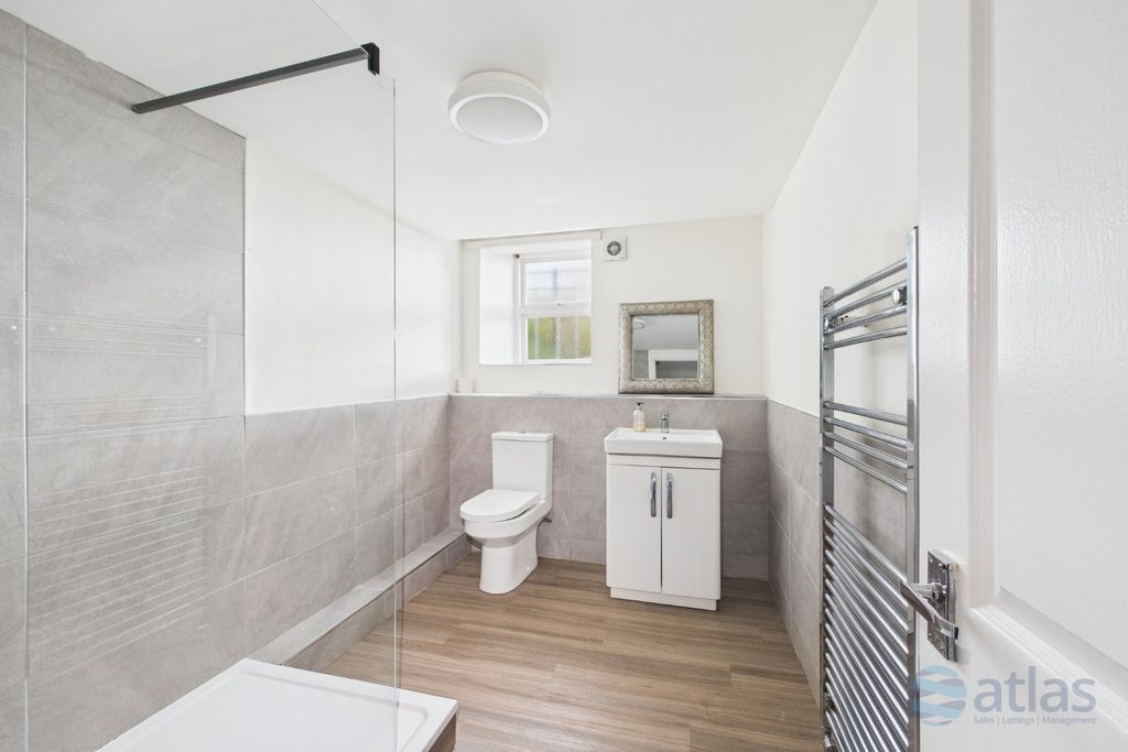 Property photo 3 of 16 Bathroom