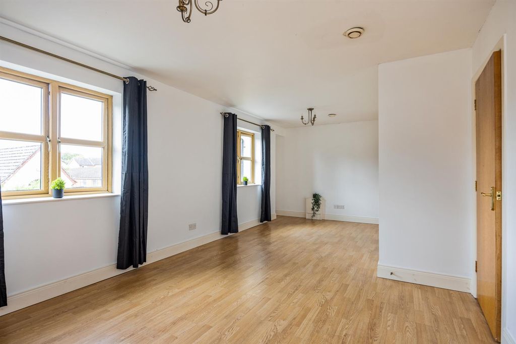 Property photo 3 of 16 69 Woodrow Gardens 09.Jpg
