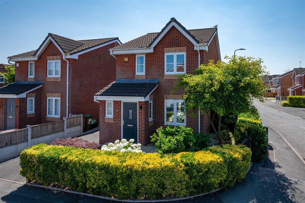 Property photo 1 of 32 Fisher Street - For Sale